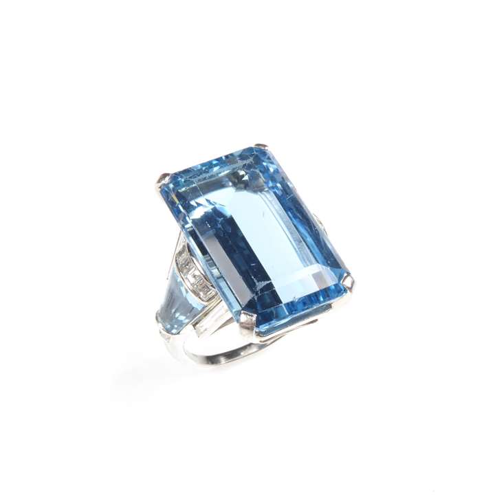 Late Art Deco single stone aquamarine dress ring with aquamarine and diamond shoulders
